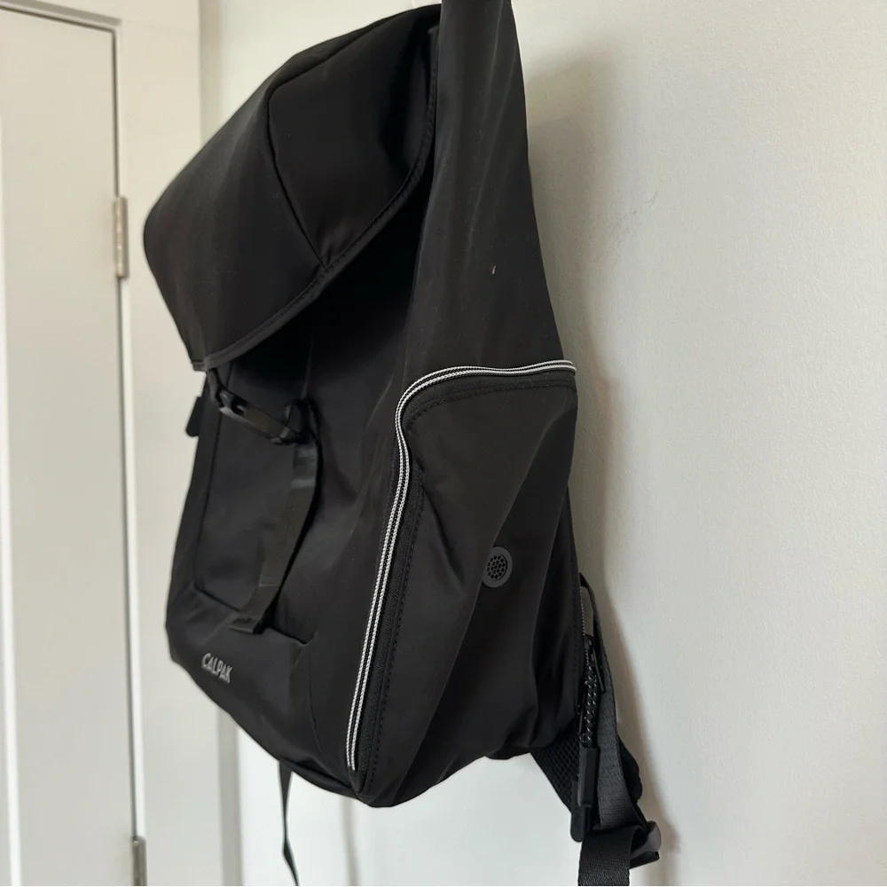 NWT unisex CALPAK Fit Gym Backpack in Black - Picture 13 of 17